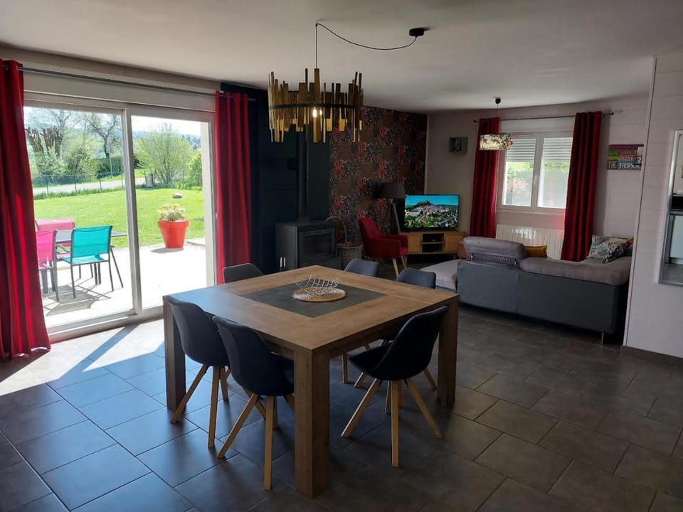 Entre Lacs Et Montagnes , Maison 3 chambres, terrain, lits préparés, parking et ménage inclus, accès autonome possible à toute heure House in Jura
