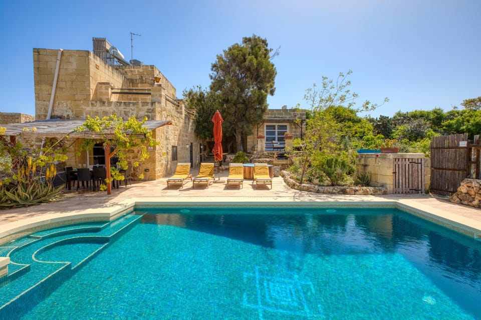 Property building, Swimming pool, sunbed