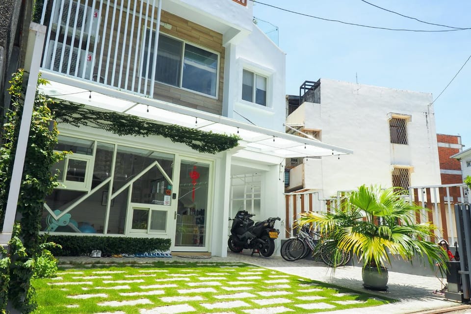 Property building, Spring, Day, Neighbourhood, Garden, Garden view, Street view