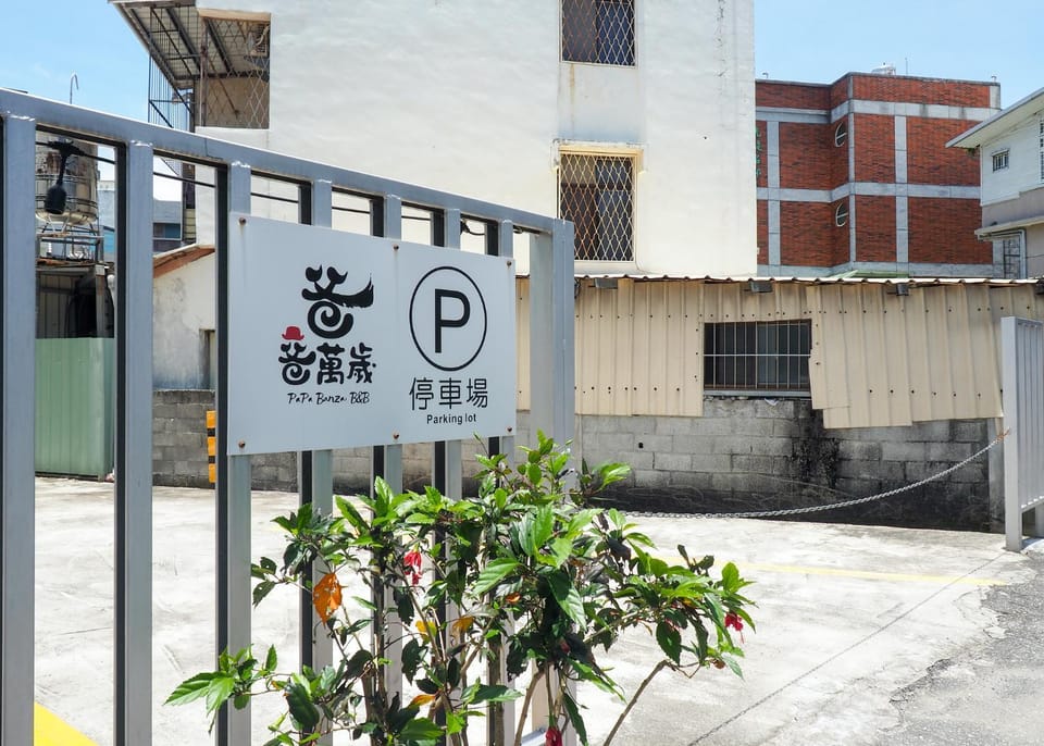 Property building, Day, Property logo or sign, Logo/Certificate/Sign, Text overlay, Street view, Certificate/Award