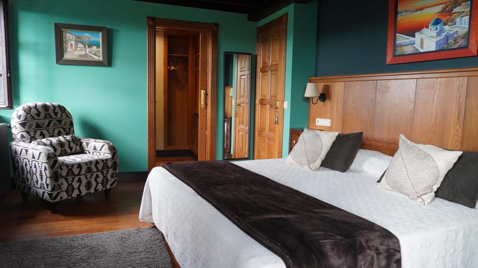 Bed, Photo of the whole room, Seating area, Bedroom, wardrobe