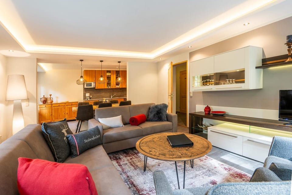 Kitchen or kitchenette, Living room, Seating area, Dining area