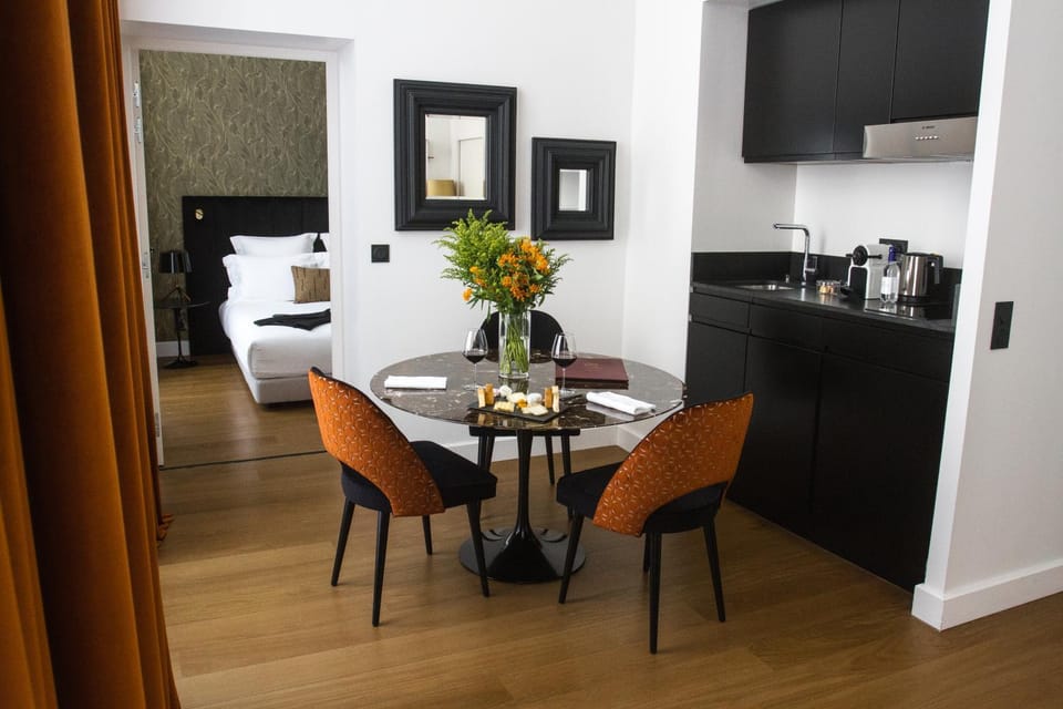 Coffee/tea facilities, Kitchen or kitchenette, Dining area, Drinks