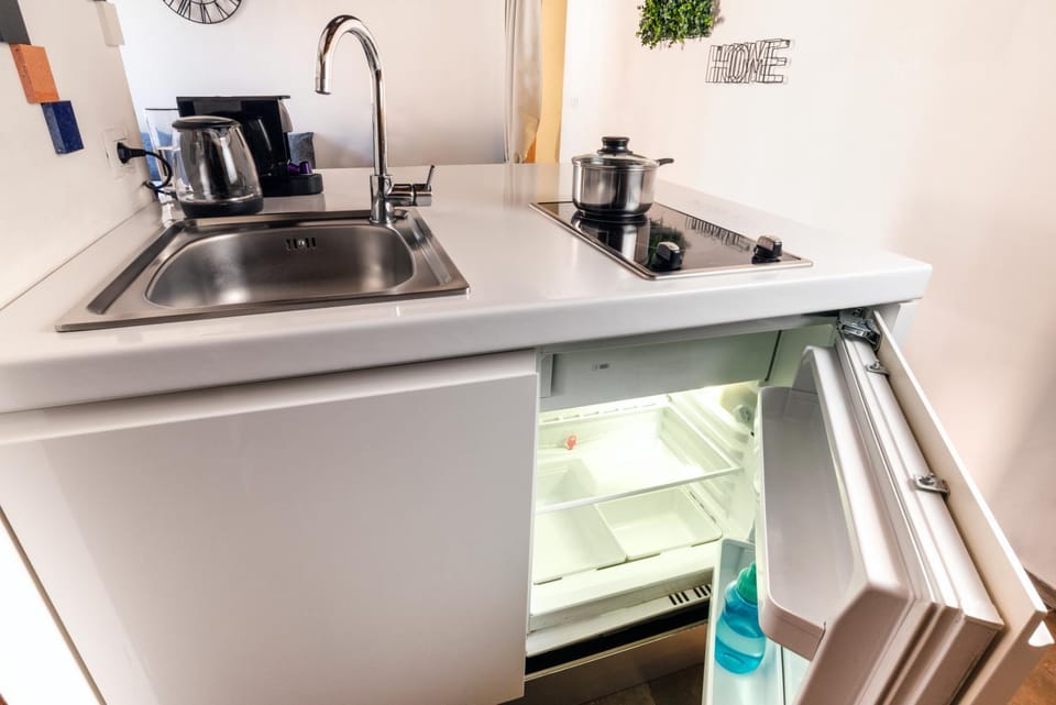 Coffee/tea facilities, Kitchen or kitchenette, minibar, stove