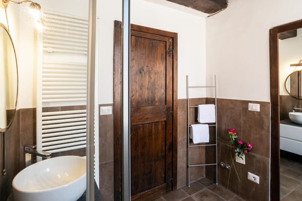 Bathroom, towels