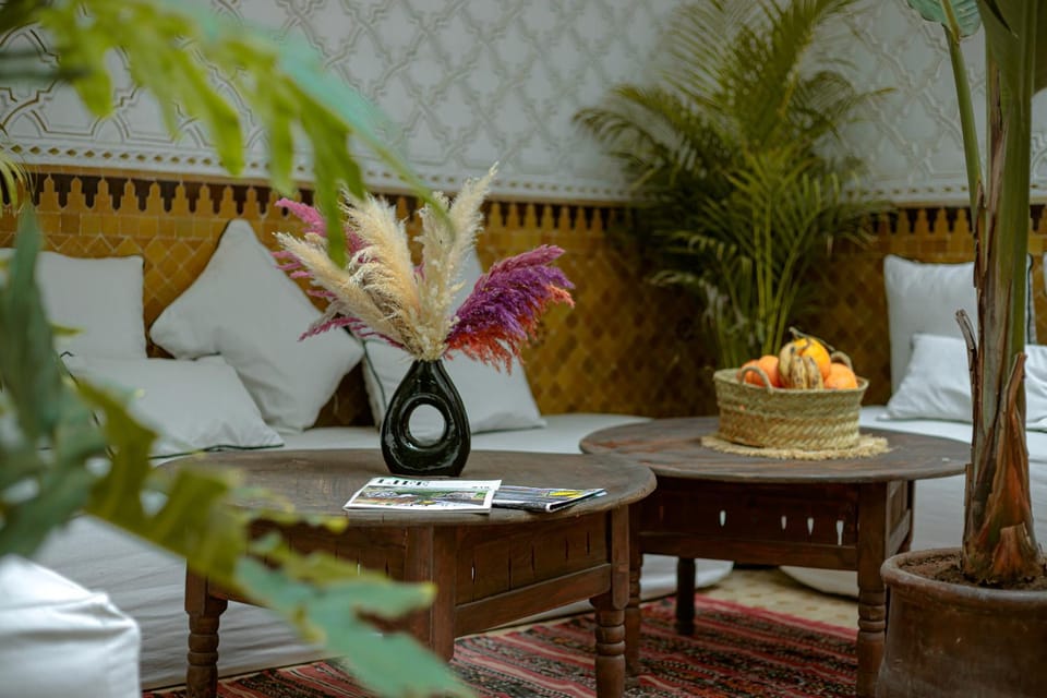 Restaurant/places to eat, Living room, Seating area