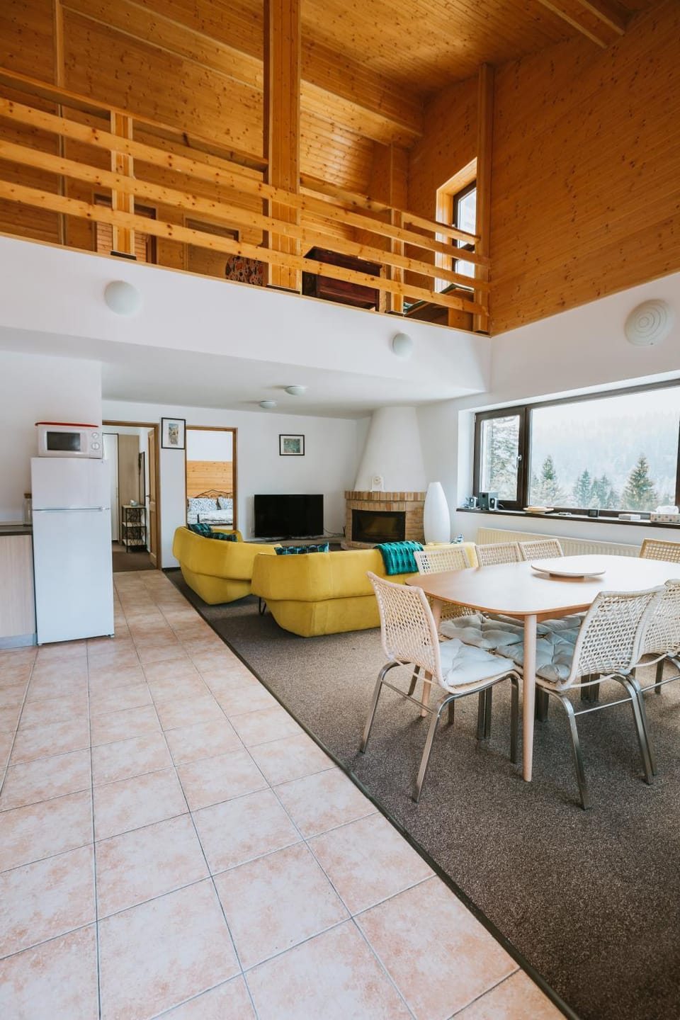 Day, Winter, TV and multimedia, Kitchen or kitchenette, Living room, Dining area, On site