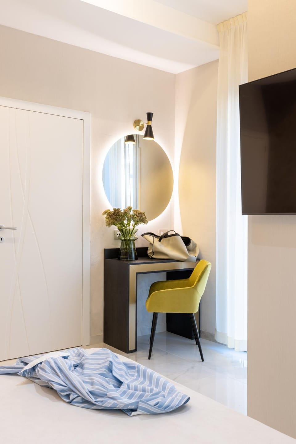 Bed, TV and multimedia, Bedroom, hair dresser, wardrobe