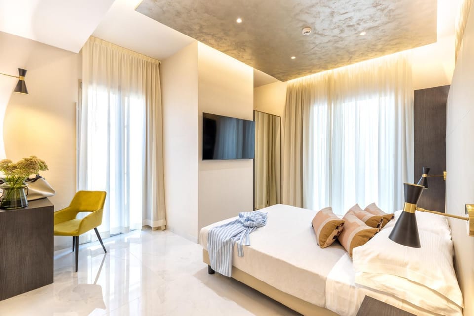 Bed, TV and multimedia, Photo of the whole room, Bedroom