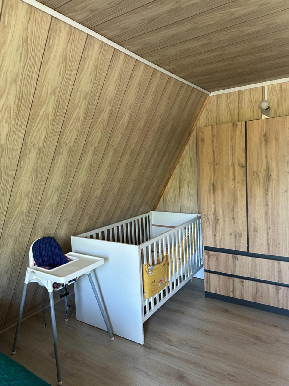 Photo of the whole room, cot