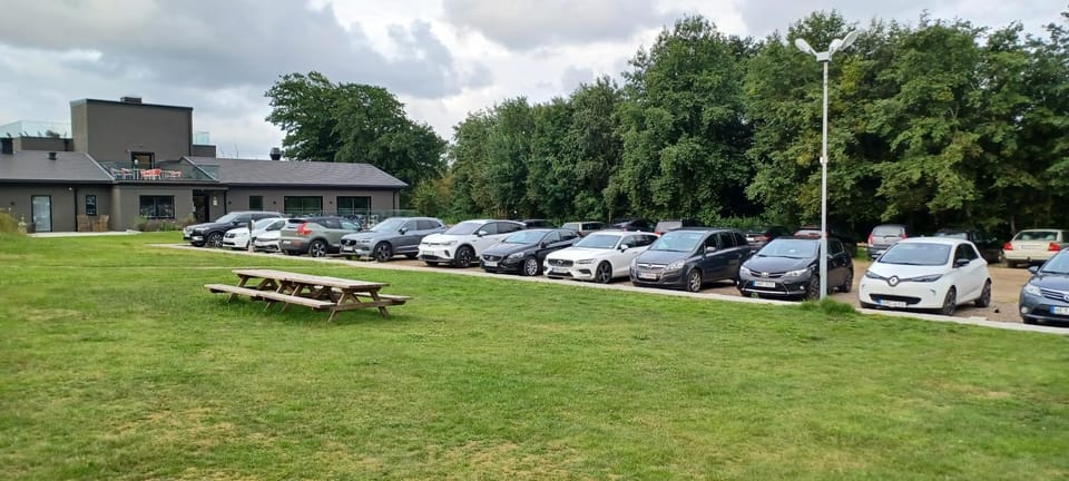 Property building, Day, Natural landscape, Garden, Garden view, Location, Parking