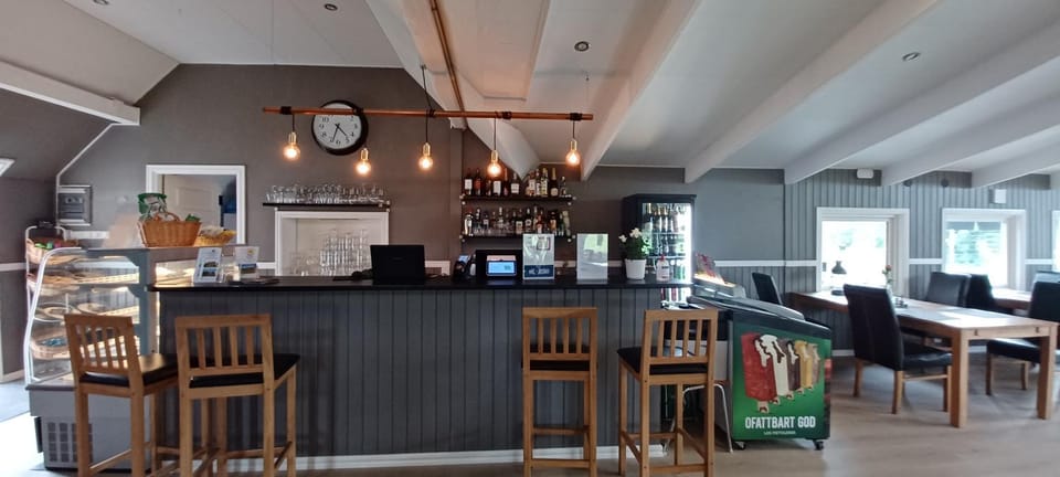Restaurant/places to eat, Coffee/tea facilities, Lounge or bar, Food and drinks, Seating area, Breakfast, Drinks