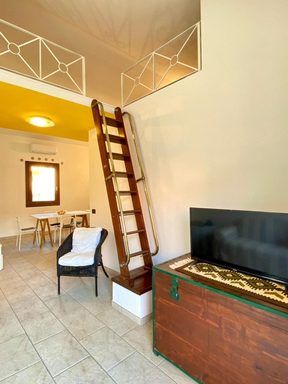 Living room, Photo of the whole room, locker, locker, air conditioner, air conditioner