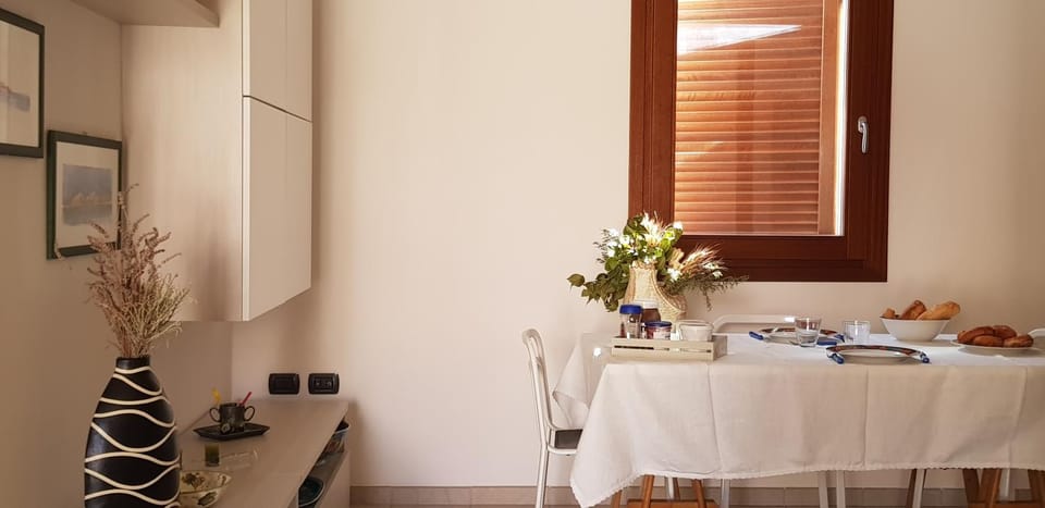 Dining area, air conditioner, air conditioner
