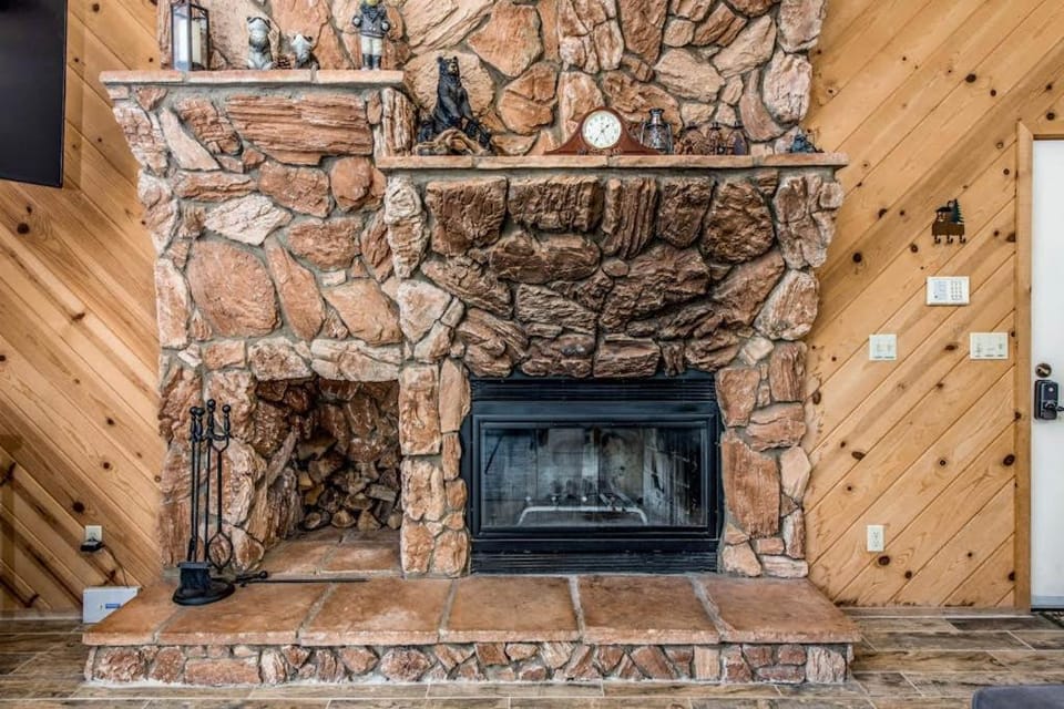 Paw's Cabin Cabin in Shaver Lake