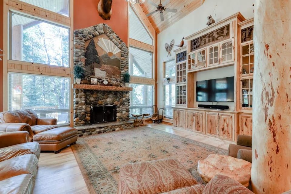 Pinnacle Point House in Shaver Lake