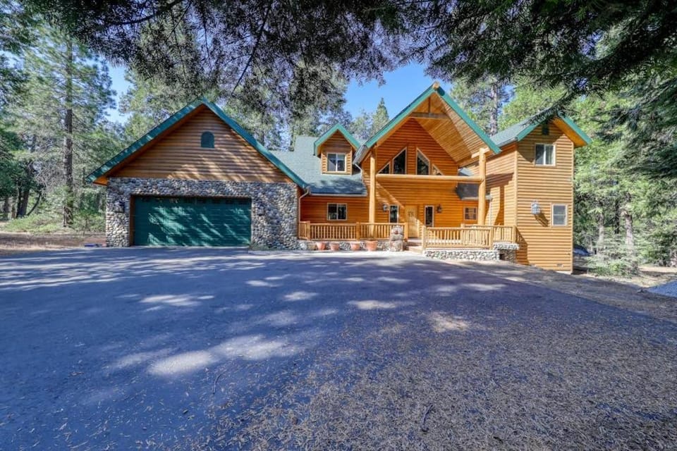 Pinnacle Point House in Shaver Lake