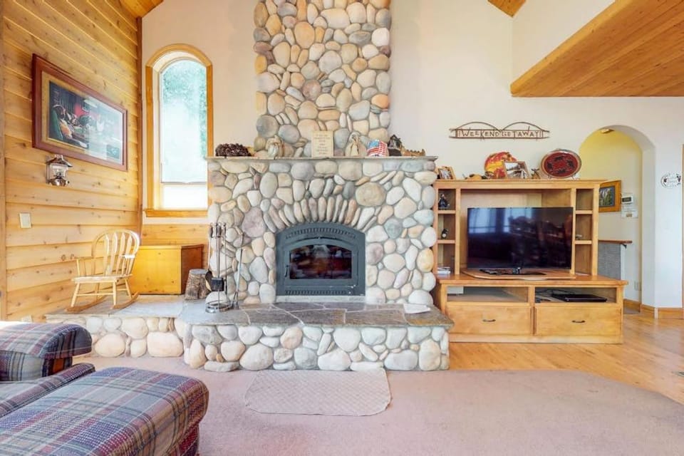 New England Cottage House in Shaver Lake