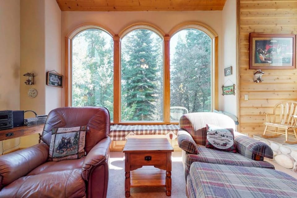 New England Cottage House in Shaver Lake