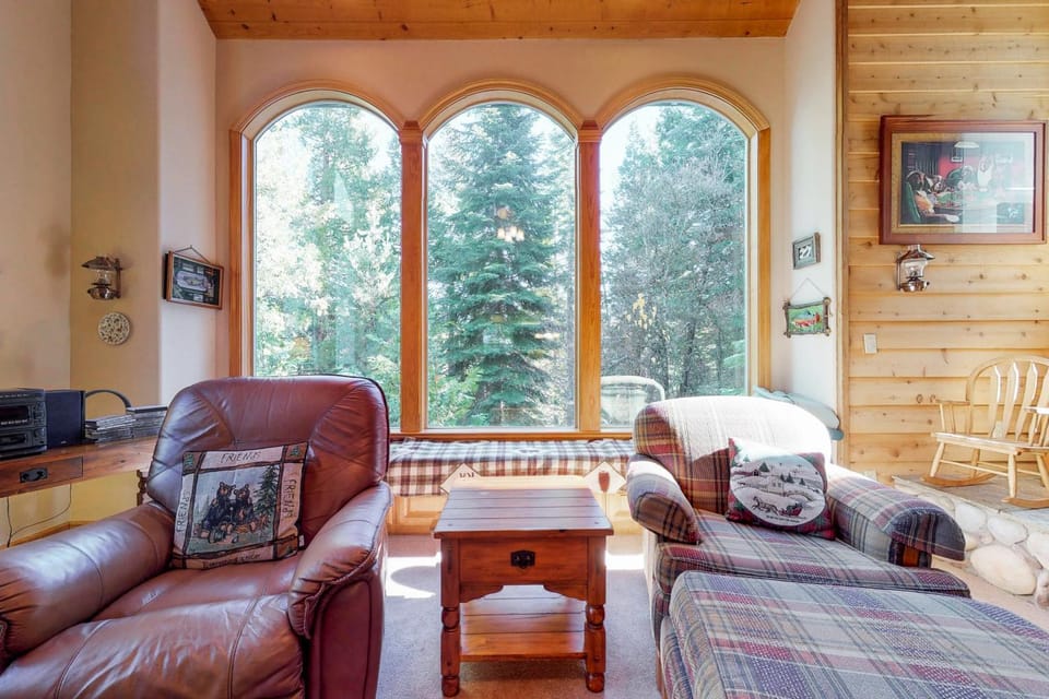 New England Cottage House in Shaver Lake