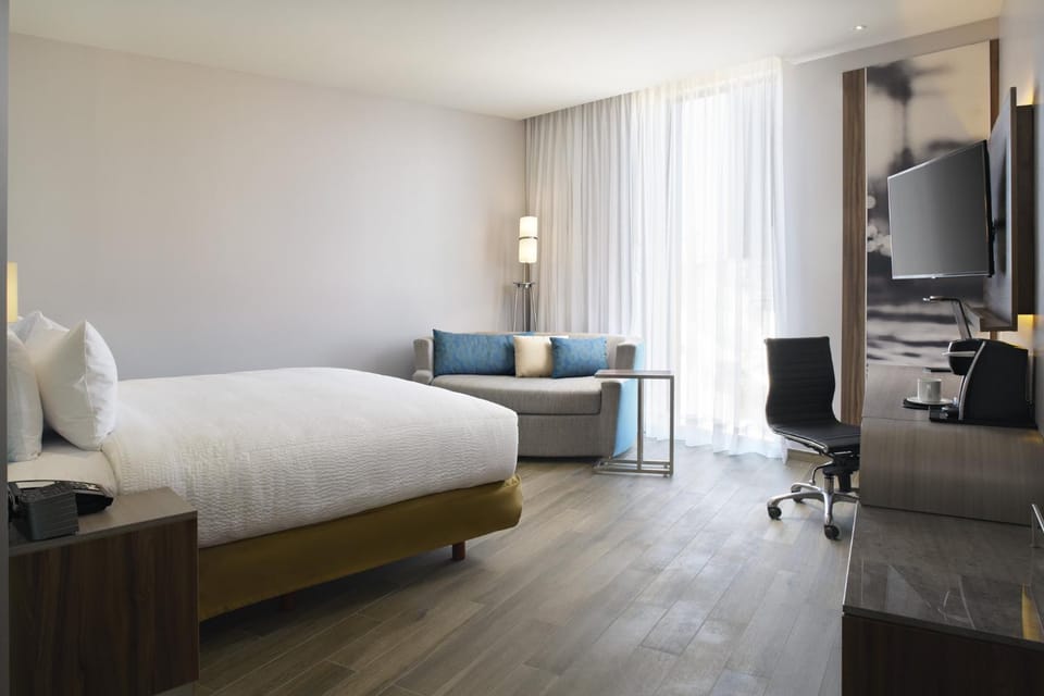 Bed, TV and multimedia, Photo of the whole room, minibar