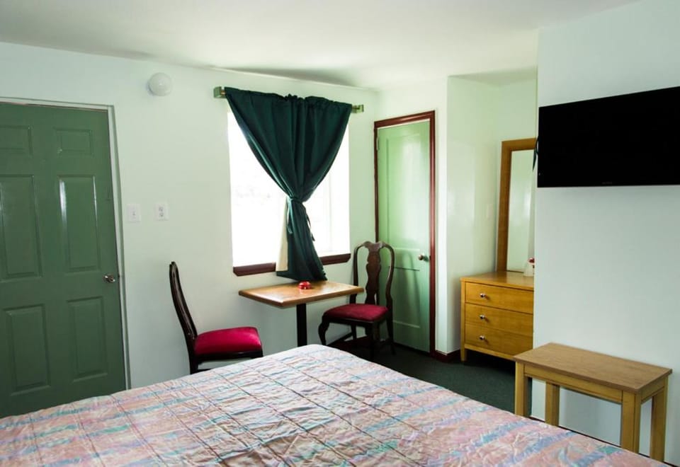 Bed, Seating area