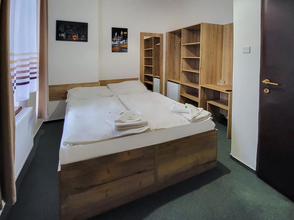 Bed, Photo of the whole room, wardrobe