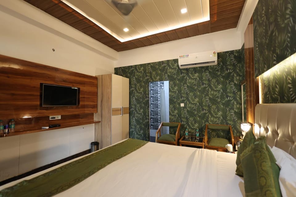 Bed, TV and multimedia, Seating area, Bedroom, air conditioner
