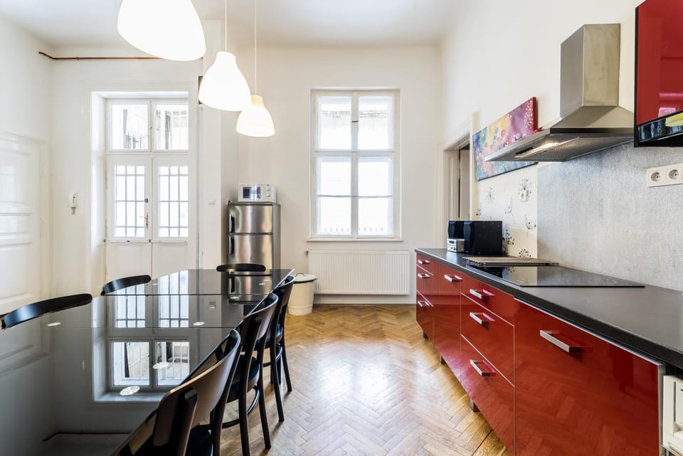 BERTA - 4 Bedrooms, 3 Baths Apartment in Budapest