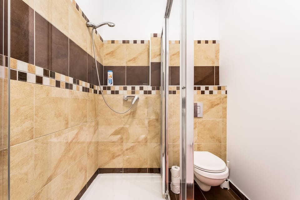 BERTA - 4 Bedrooms, 3 Baths Apartment in Budapest