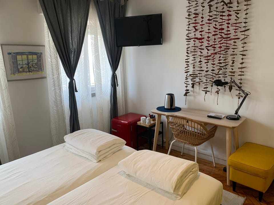 Beautiful Private Room next to Lisbon Vacation rental in Paço de Arcos