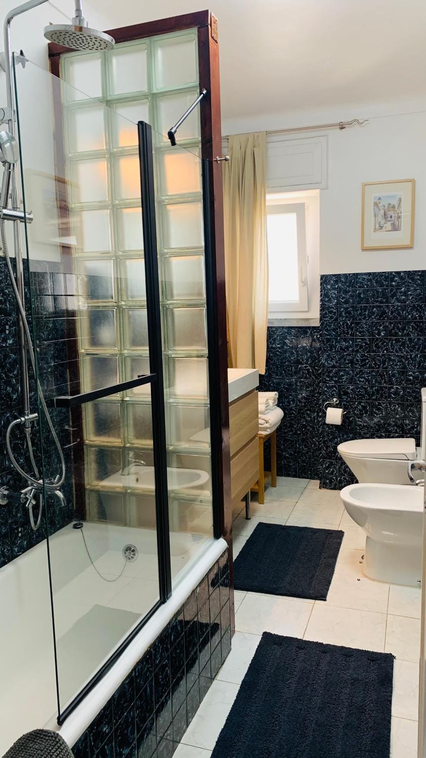 Beautiful Private Room next to Lisbon Vacation rental in Paço de Arcos