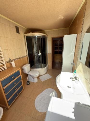 Shower, Toilet, Bathroom, bidet, towels