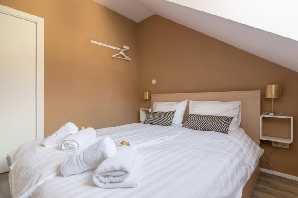 Photo of the whole room, Bedroom, towels