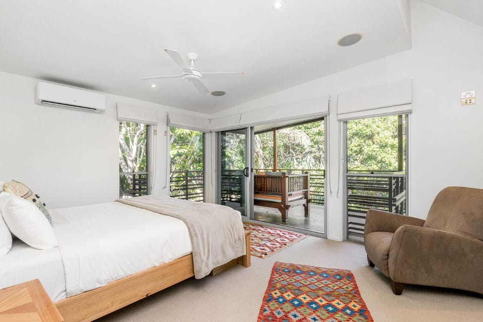 Ariels on the Beach - 4 BR beachfront home w. pool House in New South Wales