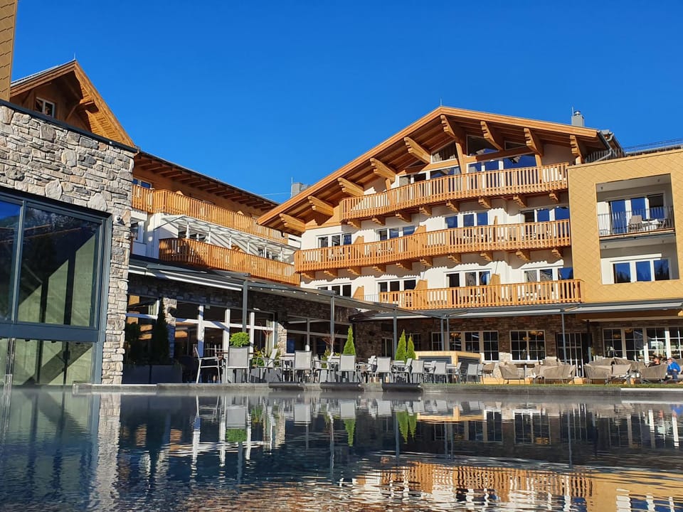 Property building, Balcony/Terrace, Food and drinks, Swimming pool, Swimming pool