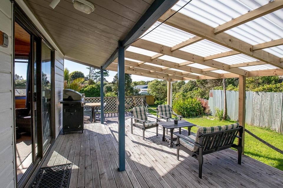 Nikauscapes - Hot Tub in Punakaiki Village House in West Coast