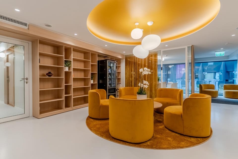 Communal lounge/ TV room, Lobby or reception, Seating area