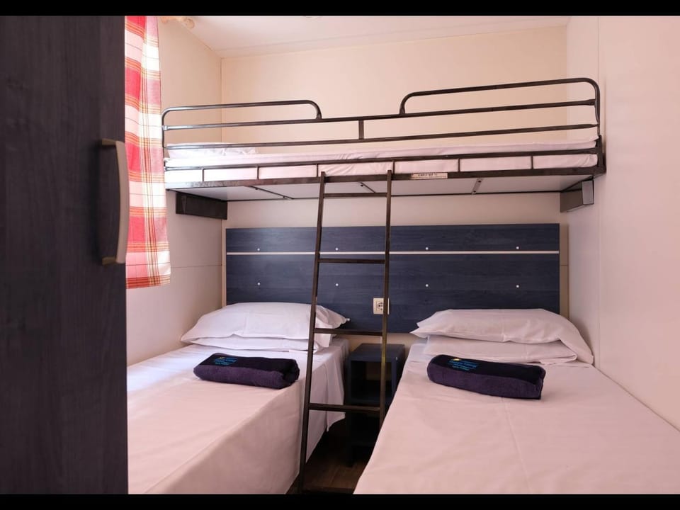 Bedroom, bunk bed
