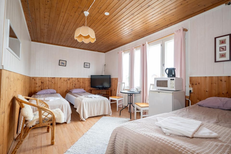 Bed, TV and multimedia, Seating area, Dining area, microwave