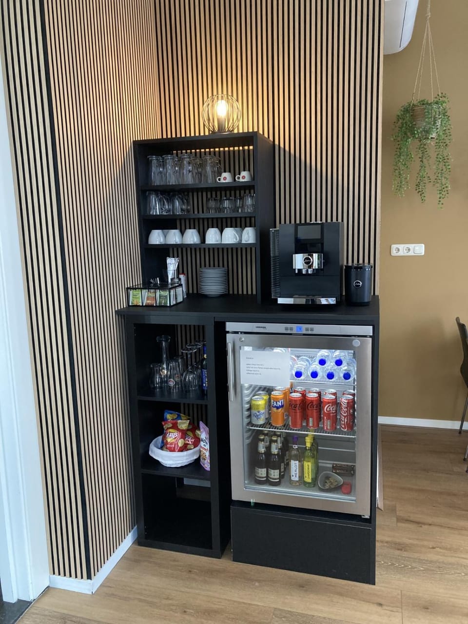 Coffee/tea facilities, Breakfast