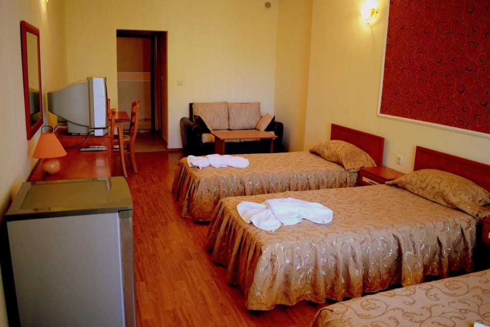 Ryor Hotel - Restaurant & Free Parking Hotel in Sunny Beach