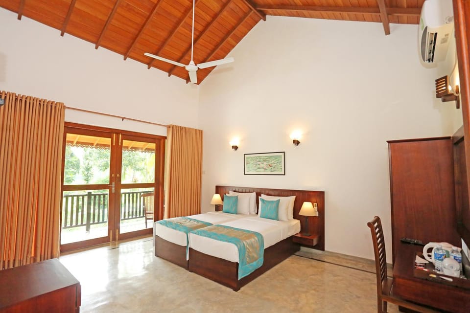 Bed, TV and multimedia, Photo of the whole room, Bedroom, fireplace, air conditioner