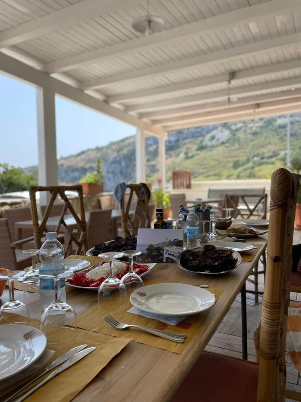Restaurant/places to eat, Natural landscape, Food and drinks, Dining area, Food