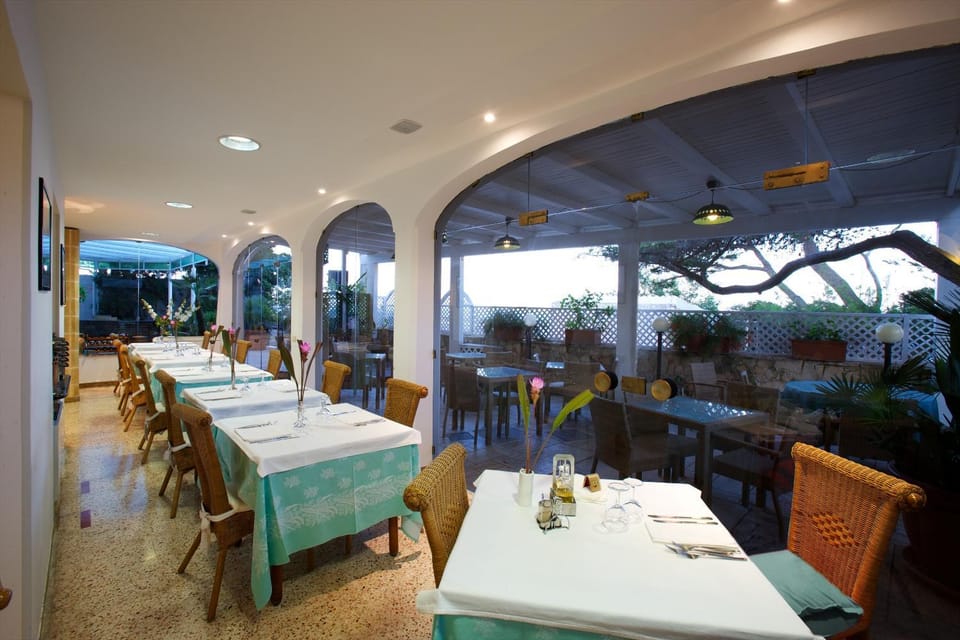 Restaurant/places to eat, Lounge or bar, Dining area