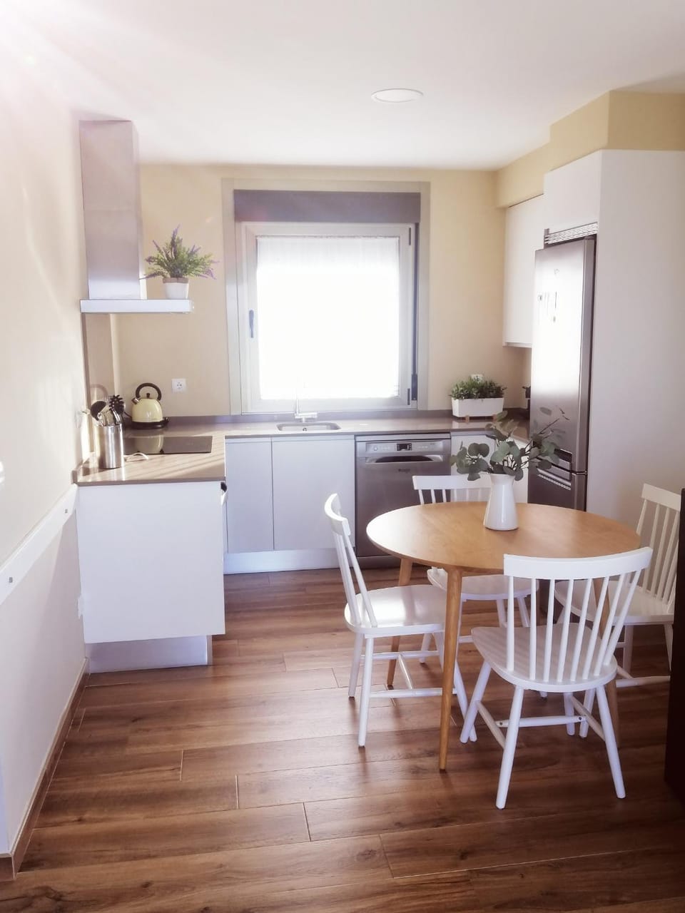 Kitchen or kitchenette, Dining area