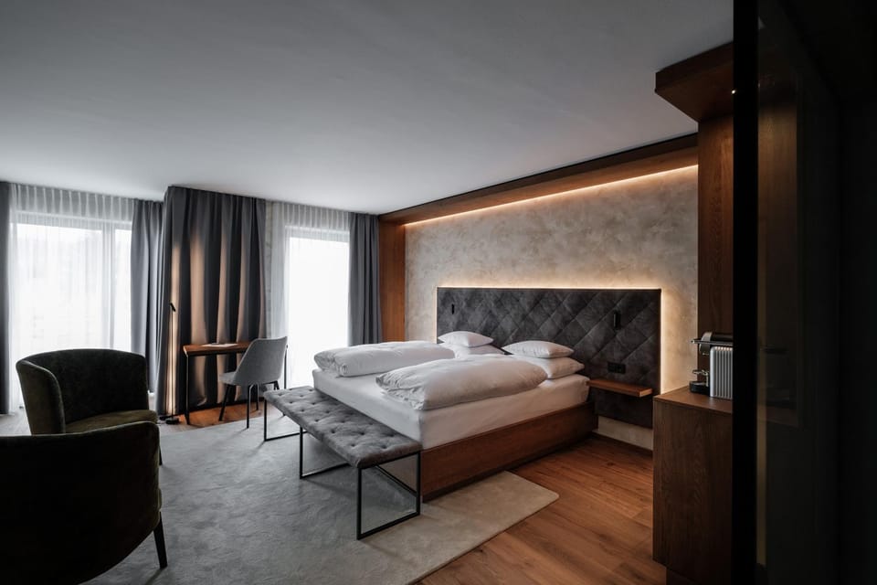 Bed, Photo of the whole room, Seating area, Bedroom
