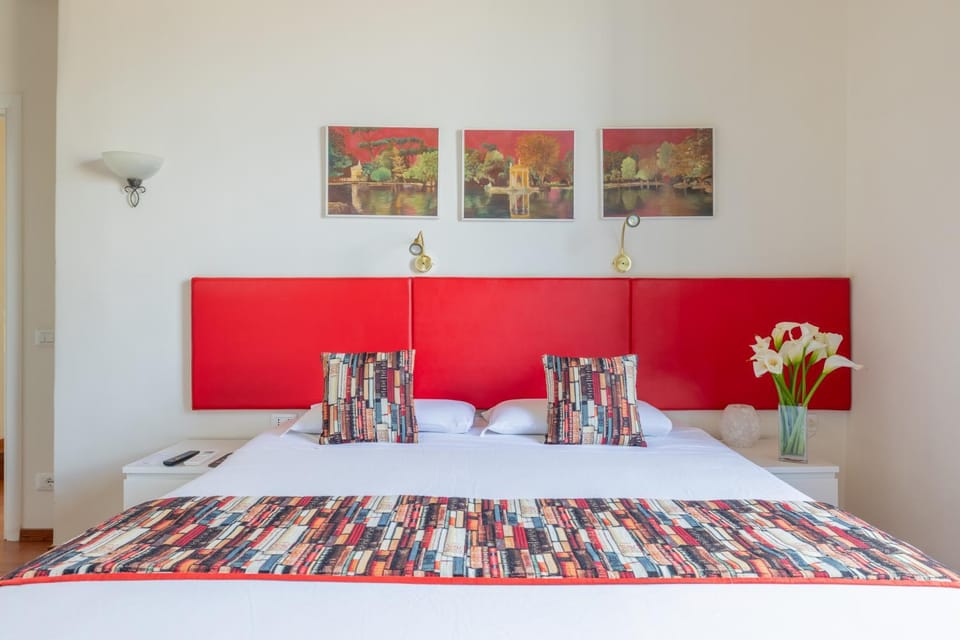 Photo of the whole room, Bedroom, Landmark view