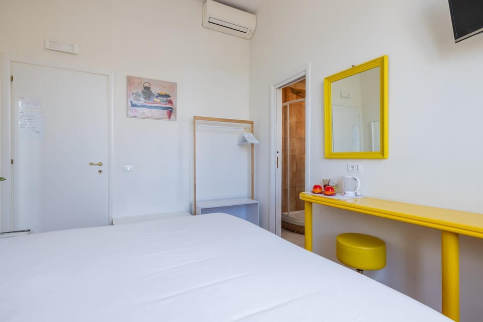 Photo of the whole room, Landmark view