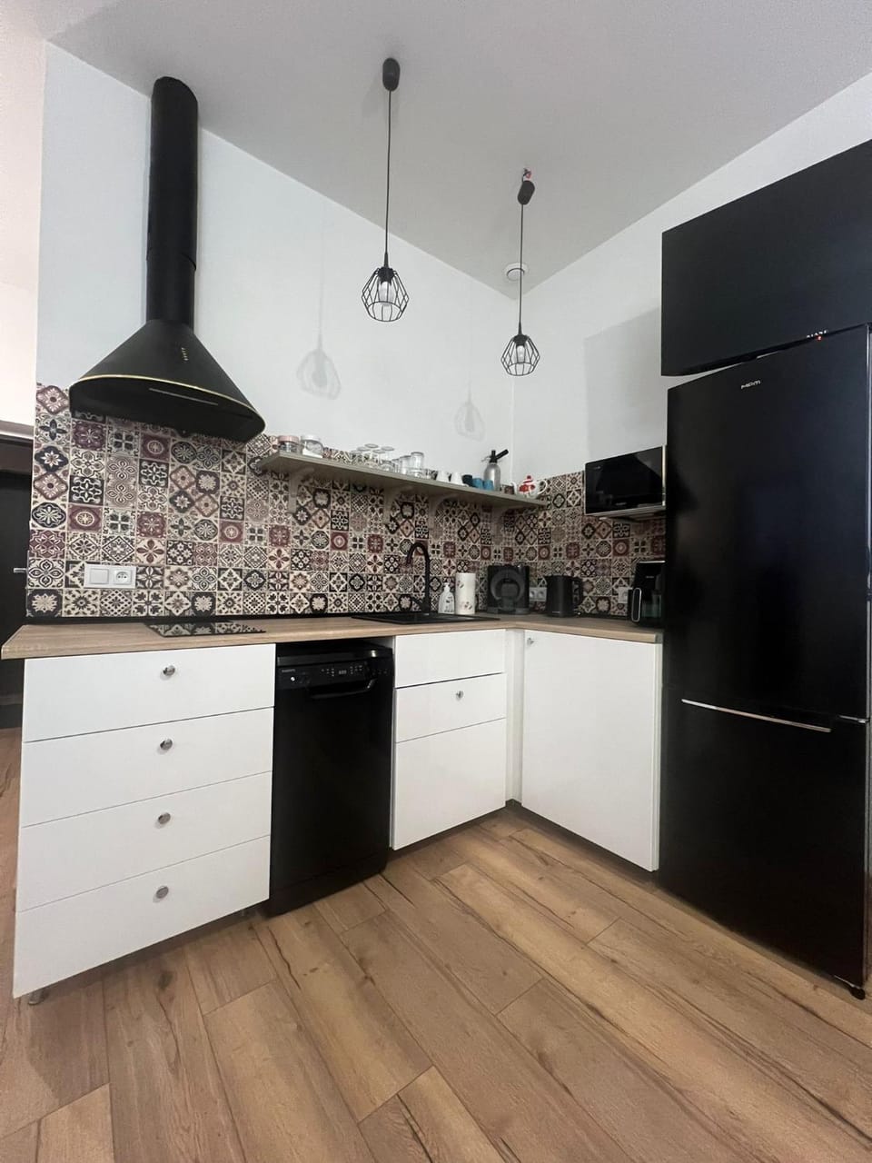 Kitchen or kitchenette, dishwasher, stove